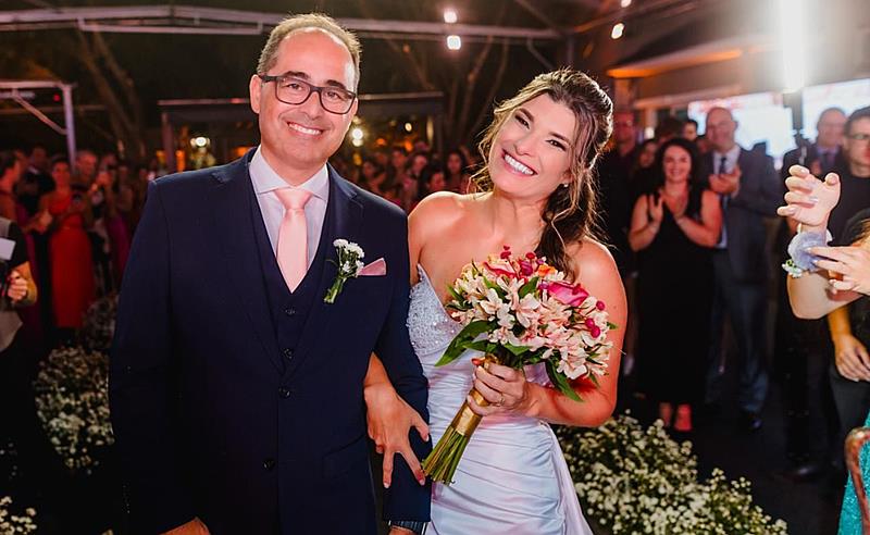 Renata Camargo e Leandro Gonçalves da Silva celebram Bodas de Prata com festa emocionante e shows exclusivos