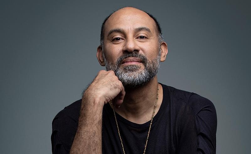 Renan Barbosa celebra carreira com lançamento de EP “Canto do homem de um lugar”
