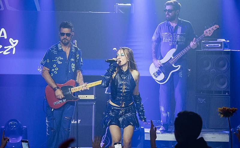 Primeira Turnê 2.0: Isa Buzzi volta à estrada e mistura hits autorais e homenagens a ícones da música