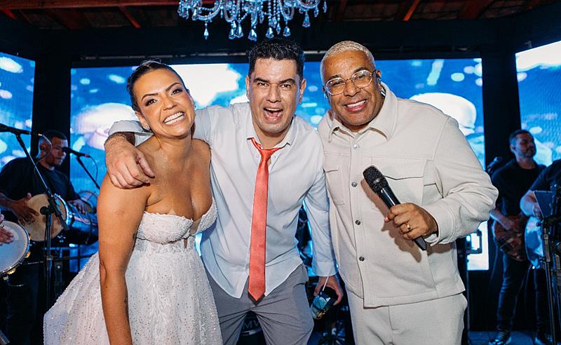 Noivos se casam ao som do samba-enredo campeão do Rosas de Ouro