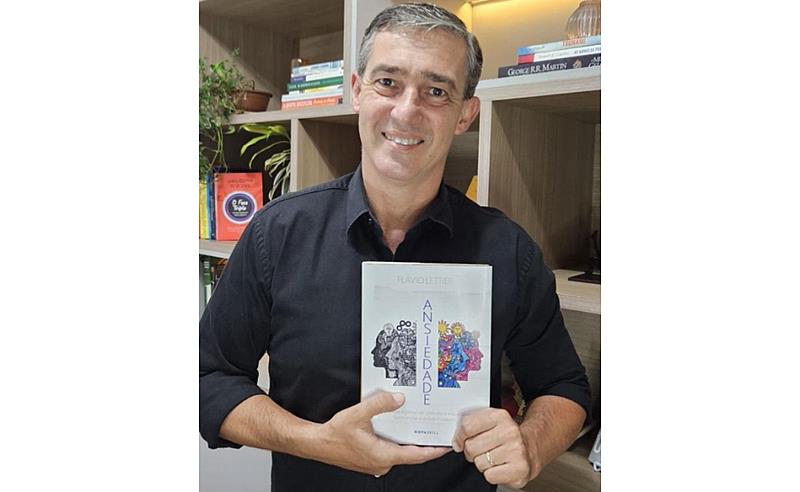 Mentor de líderes, Flávio Lettieri lança livro em noite de autógrafos