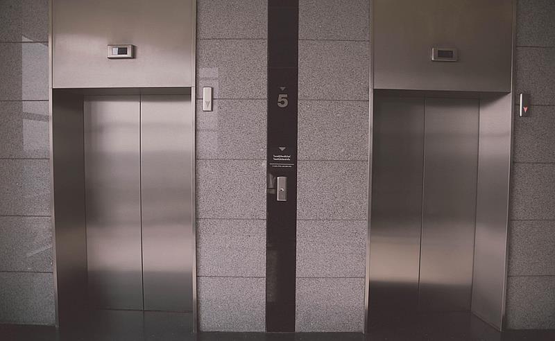 Elevadores para todos: Goiânia proíbe distinção entre social e serviço em prédios