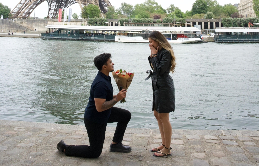 Noivado em Paris: Guilherme Barros pede Élida Pontes em casamento em cenário de cinema
