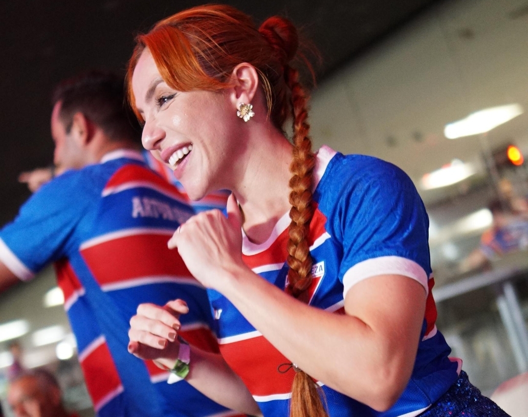 Cantora Vitória Fernandez é surpreendida com mascotes do Fortaleza entrando em campo ao som de sua primeira música autoral