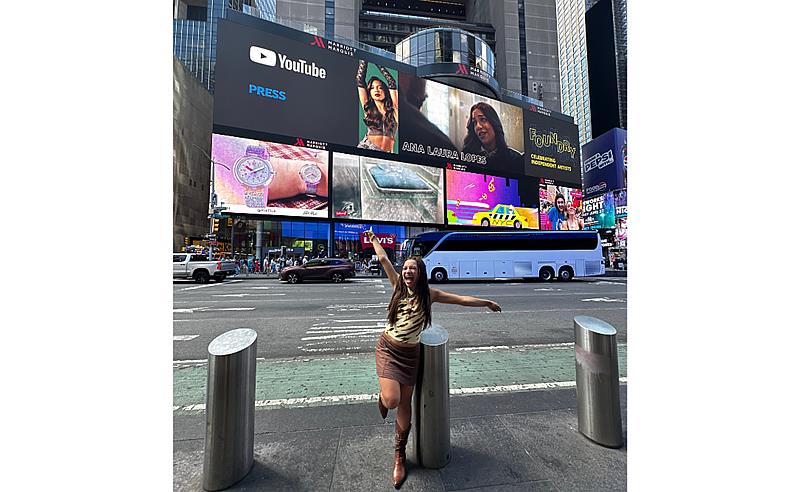 Em parceria com YouTube, Ana Laura Lopes ganha destaque em outdoors na Times Square e Sunset Blvd