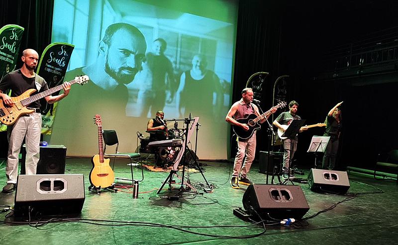 Sr. Souls leva show “Vozes Contra o Capacitismo” à Feira de Antiguidades da Praça Tamandaré