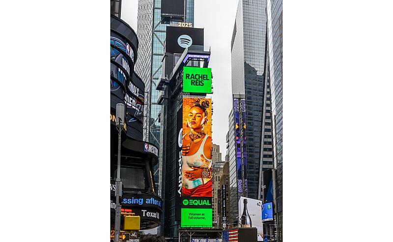 Rachel Reis é destaque nos telões da Times Square