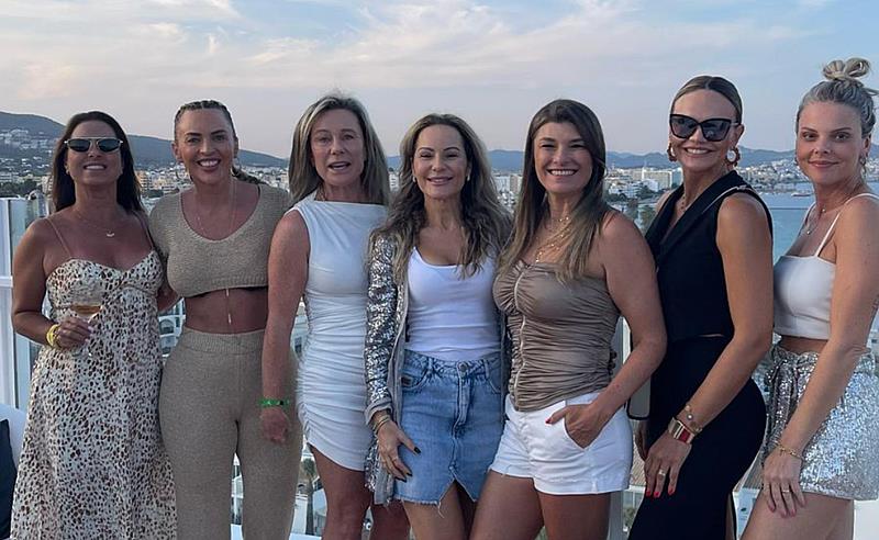 Psicóloga Renata Camargo curte viagem exclusiva a Ibiza ao lado do marido e amigos em show de Calvin Harris