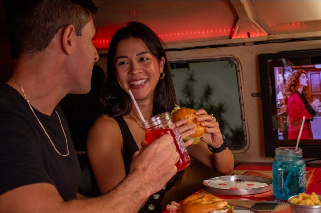 Amor, filme e hambúrguer: Barney’s Burger promove sessões de cinema romântico no Dia dos Namorados