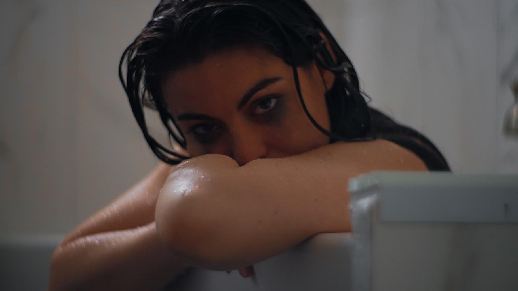 Sasha Prendes e Chrona transformam “Stay” em um hino moderno sobre amores inesquecíveis