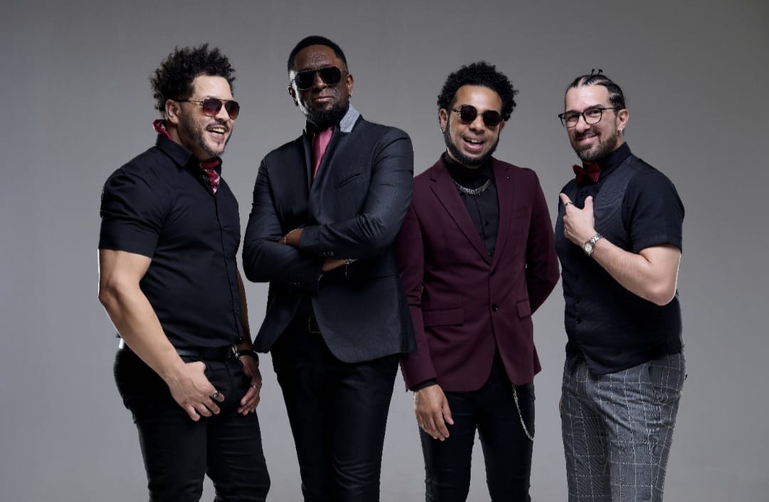 Serial Funkers atrai público com turnê Clássicos e anuncia novos shows em São Paulo  A banda Serial Funkers está em turnê com o show especial Clássicos, que vem reunindo público em diferentes espaços de São Paulo e outras cidades do país. A proposta traz releituras de músicas consagradas nas telenovelas, nas rádios e no cinema, com repertório que inclui nomes como Tim Maia, George Benson, Michael Jackson, Ivan Lins e Earth, Wind & Fire.  A estreia da turnê aconteceu no Teatro Gazeta, no dia 26 de junho, às 20h30. A apresentação marcou o início da temporada com uma seleção de faixas conhecidas e arranjos adaptados para o formato do grupo. O show seguiu para o Bourbon Street Music Club, onde a banda se apresentou no dia 3 de julho, às 21h, mantendo o foco na proposta musical da turnê e reforçando o bom retorno do público.  Assim, novas datas foram anunciadas. No próximo sábado, 12 de julho, às 22h30, a banda retorna ao Bourbon Street para mais uma apresentação. Em agosto, o grupo volta ao Teatro Gazeta no dia 7, e no dia 23 se apresenta no Teatro Ariano Suassuna, em Jacareí, interior de São Paulo. A turnê também contará com apresentações em outras cidades, com datas a serem confirmadas no Rio de Janeiro (capital), Teresópolis e em novos teatros da capital paulista.  Inicialmente pensada para teatros — justamente por proporcionar uma atmosfera mais íntima e próxima do público —, a turnê também pode ser adaptada para praças públicas, eventos corporativos, casas de shows e apresentações privadas. A proposta é envolver o público com sucesso nacionais e internacionais que marcaram gerações.   Segundo o vocalista Regis Paulino, um dos diferenciais desta turnê é justamente o repertório que valoriza a emoção e a memória afetiva, com uma seleção musical que transita entre faixas românticas, duetos marcantes e arranjos desenvolvidos especialmente para o projeto. O público também pode esperar participações especiais e surpresas ao longo das apresentações.  A banda, que começou sua trajetória em 2006, já se apresentou ao lado de artistas como Sandra de Sá, Ed Motta, Tony Tornado e Simoninha, ficando nacionalmente conhecida ao aparecer nos principais programas das grandes emissoras de TV do Brasil, como Altas Horas (Globo), The Noite (SBT) e Faustão na Band (Band). Ao longo de sua carreira, a Serial Funkers vem construindo um repertório autoral e de versões que valoriza a música popular nacional e internacional, com forte presença em festivais e casas de show pelo país.  Para acompanhar a agenda e novidades da banda, siga nas redes sociais Instagram: @oficialserialfunkers e Facebook: /oficialserialfunkers ou entre em contato para contratações pelo telefone: (11) 9 7368-0293.  Serviço Serial Funkers – Turnê Clássicos Próximas apresentações confirmadas: – 12/07, às 22h30 – Bourbon Street Music Club, São Paulo (SP) – 07/08, às 20h30 – Teatro Gazeta, São Paulo (SP) – 23/08, às 20h – Teatro Ariano Suassuna, Jacareí (SP) Em breve: novas datas no Rio de Janeiro (capital), Teresópolis e São Paulo