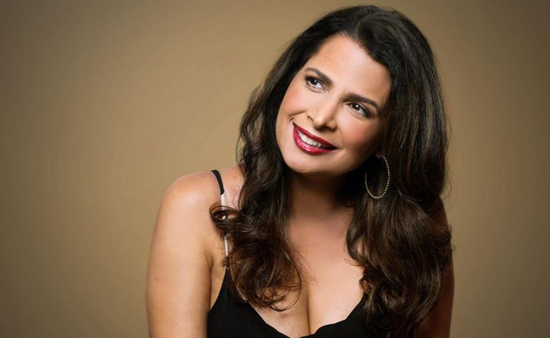 Daniela Colla celebra 35 anos de carreira no palco do Vinicius Show, em Ipanema