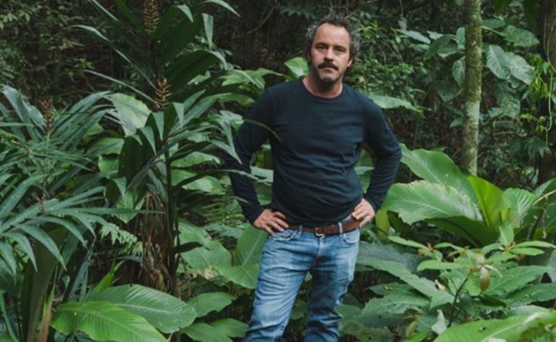 Artista mineiro radicado no Rio lança obra baseada em um voo de helicóptero