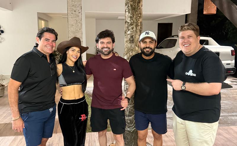 Dr. Ever curte resenha com amigos após sucesso de seu clipe