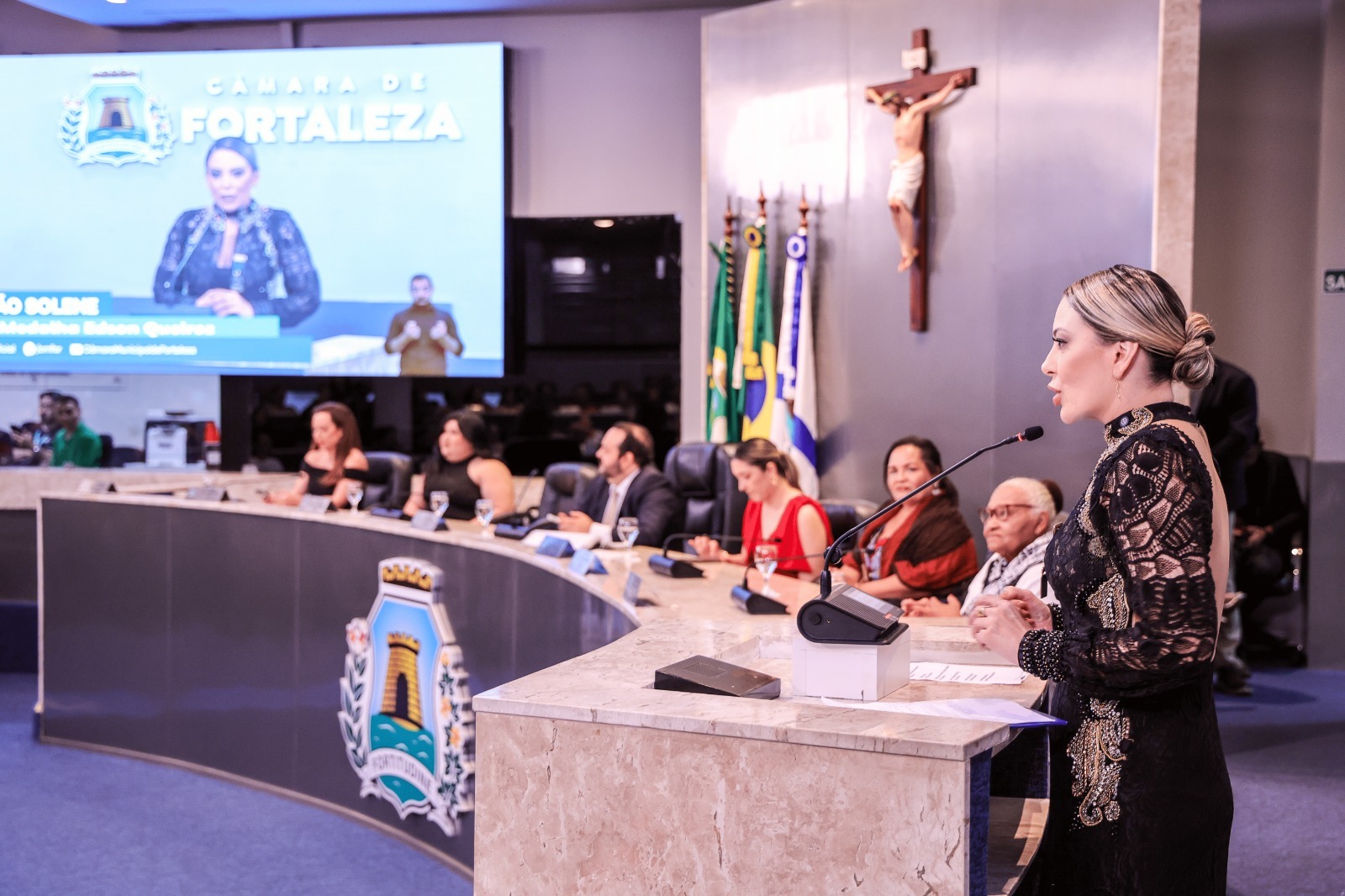 Thaty Rabello recebe a Medalha Edson Queiroz e marca solenidade histórica na Câmara Municipal de Fortaleza