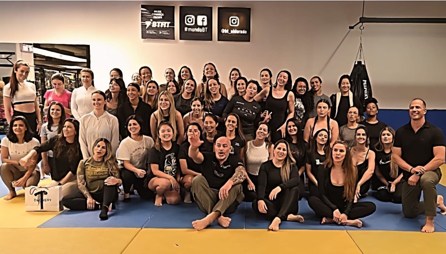 Outubro Rosa: aula de Defesa Pessoal Feminina conduzida pelo professor Márcio Catenaccireúne dezenas de mulheres