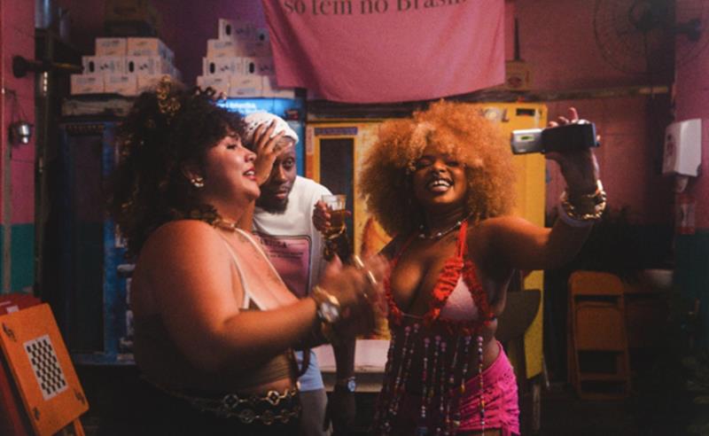 O verão começou cedo: KING Saints, Rincon Sapiência e Mac Júlia soltam um groove quente em “ai que vontade”