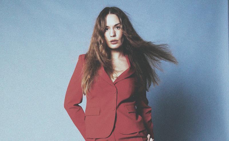 Anna of the North lança novo álbum ‘Girl in a Bottle’