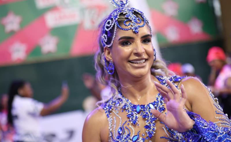 Carolane Silva dá show de samba no pé durante o minidesfile da Série Ouro