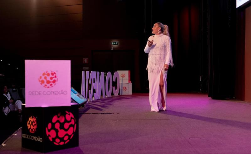 Mayanna Lyra: Quando propósito encontra liderança – O brilho do Projeto Esmeraldas no Conecta Summit 2025