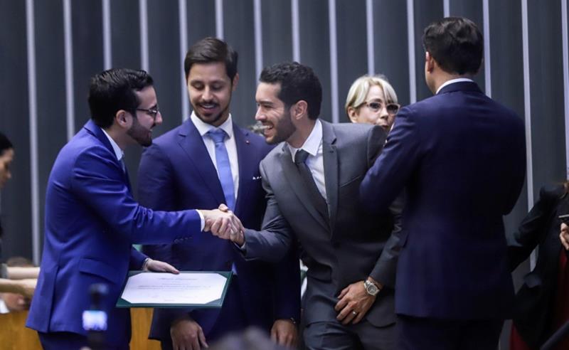 João Brasio recebe a mais alta comenda da Câmara por sua atuação na proteção às instituições brasileiras
