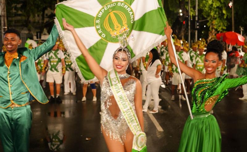 Ana Merhi recebe faixa de musa na Sapucaí