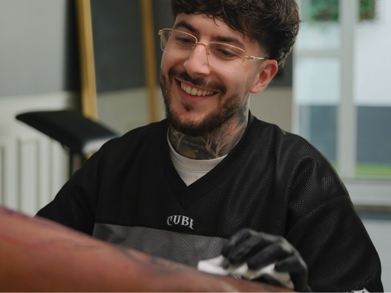 A tatuagem como expressão artística profissional no contexto da economia criativa global