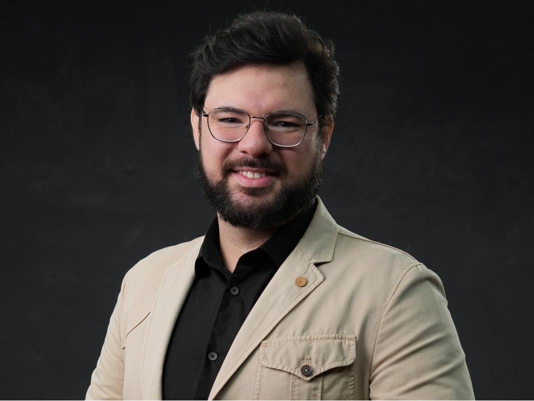 Uso crescente de IA treinada por outras IAs levanta risco estrutural para empresas e governos