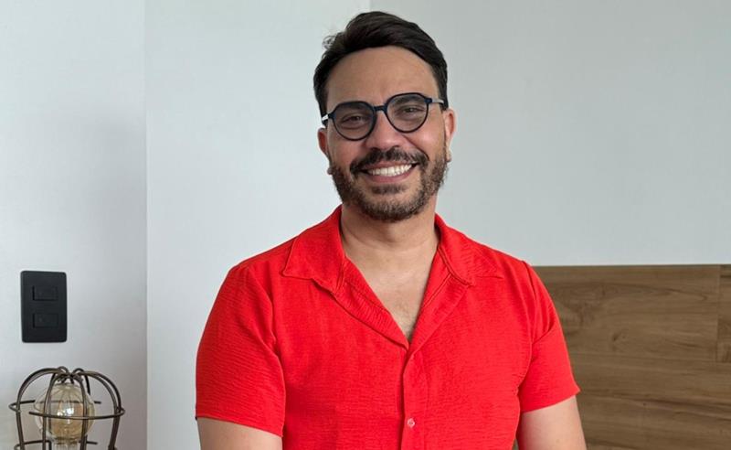 Teatro, dança e espiritualidade: Márcio Moura abre o desfile da Em Cima da Hora em 2026