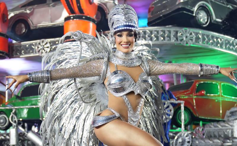 Laís de Andrade brilha na avenida com desfile impecável pela Vai-Vai e ganha destaque na mídia nacional