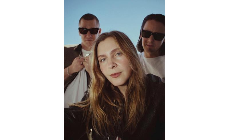 Jungle lança novo single, “Carry On”