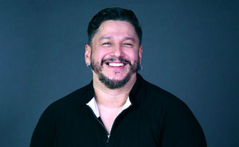 Ator da Netflix supera depressão, trata ansiedade generalizada após injustiça e celebra nova fase na carreira