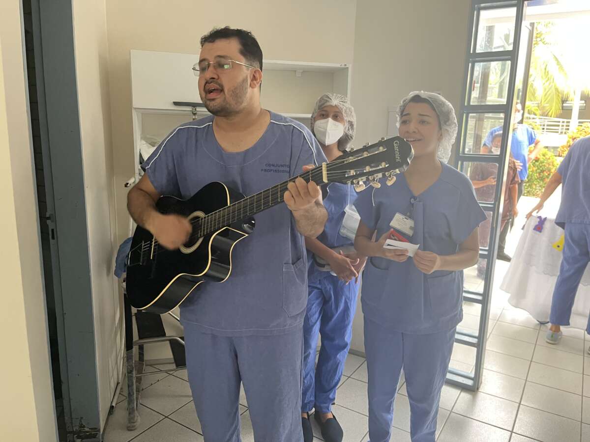 Casa de Cuidados do Ceará promove projeto temático de Páscoa com sobremesa de chocolate e apresentações musicais para pacientes internados