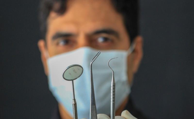 Medo de dentista ainda afasta pacientes e novas tecnologias sem agulha ajudam a mudar esse cenário