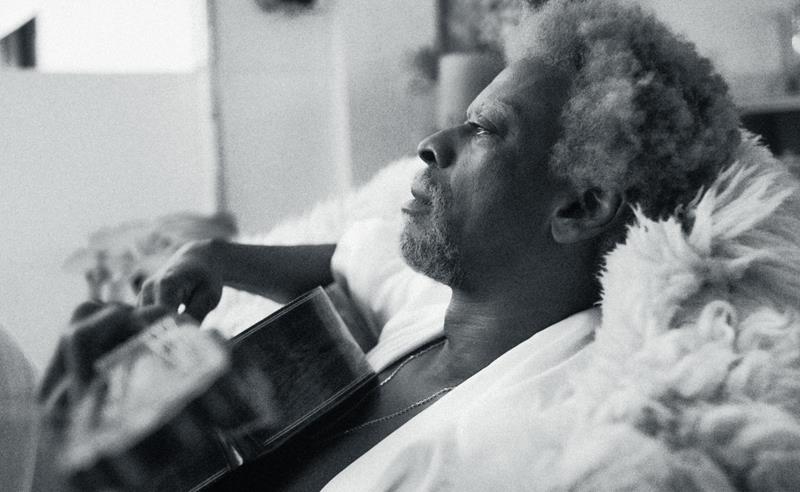 Seu Jorge lança clipe cinematográfico da faixa “Girl You Move Me”