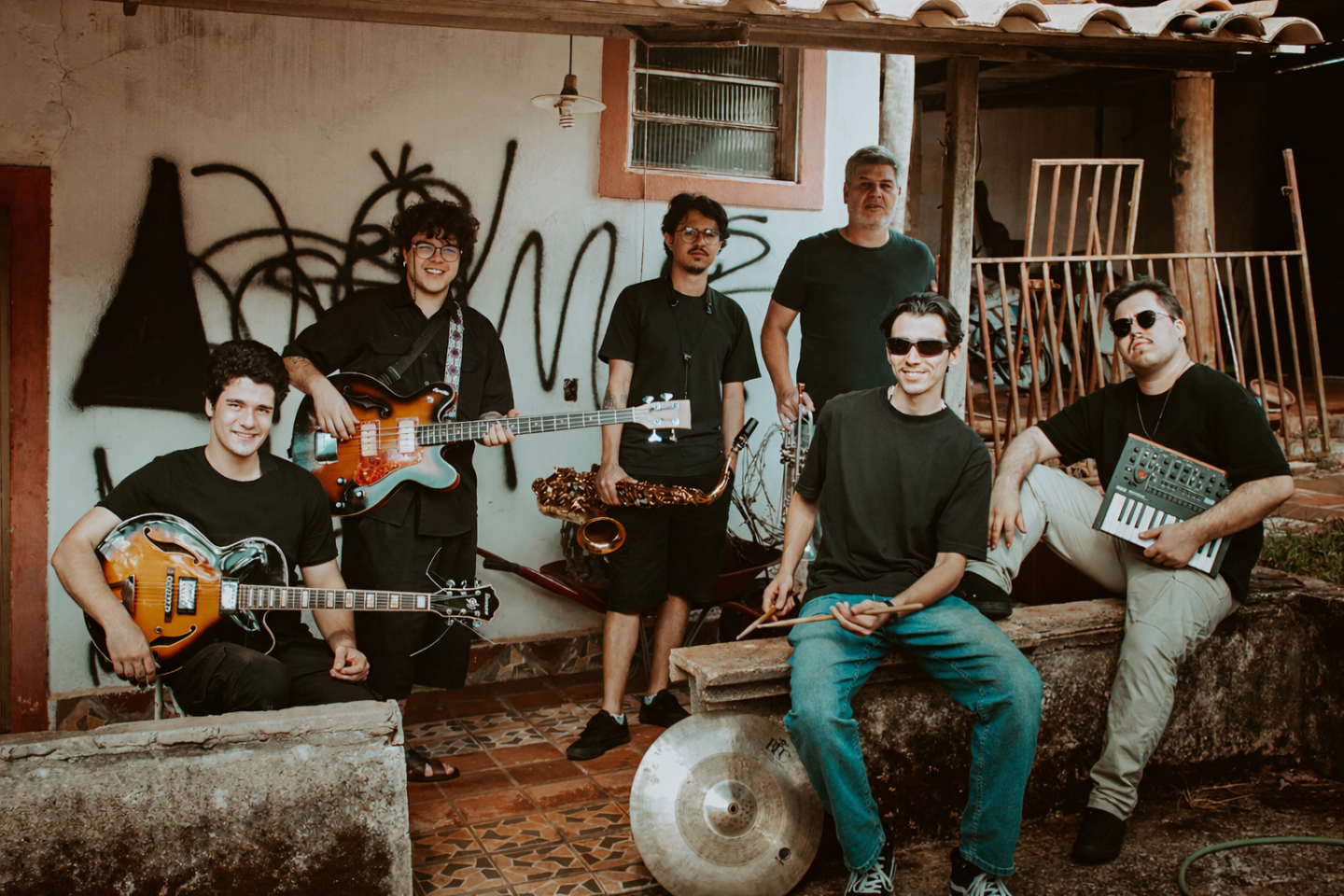 Sexteto Uberabinha integra line-up do Timbre Instrumental com proposta de improvisação e a força da criação coletiva