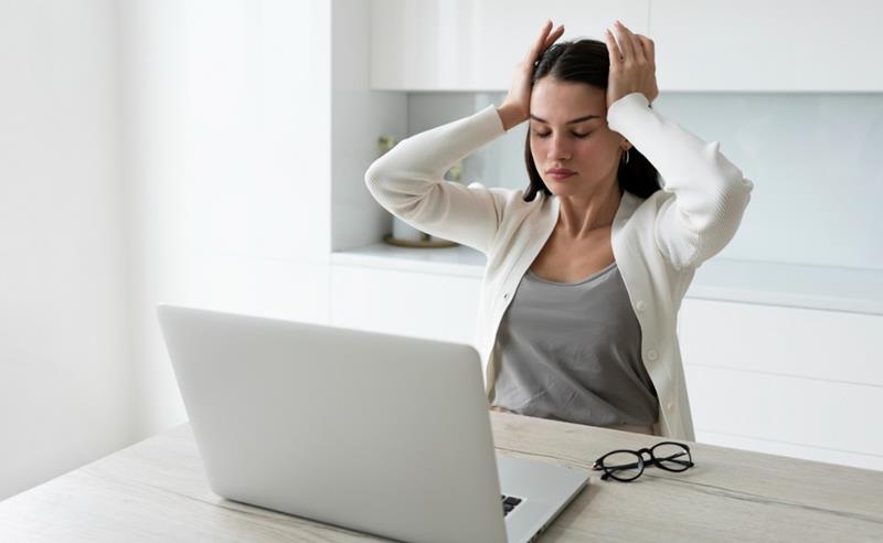 Tecnologia e dados assumem o controle da saúde mental corporativa frente às novas regras trabalhistas