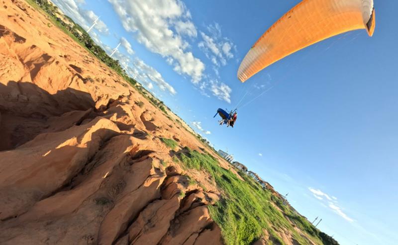 Paulo Rodrigo conquista quinto recorde nacional ao tocar piano durante voo de parapente sobre Canoa Quebrada
