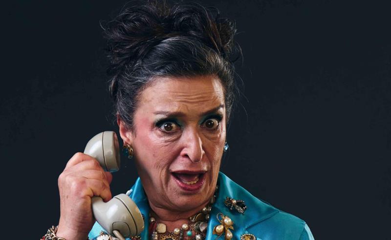 Grace Gianoukas estreia “Dora”, comédia inédita de Thereza Falcão, no Teatro dos Quatro