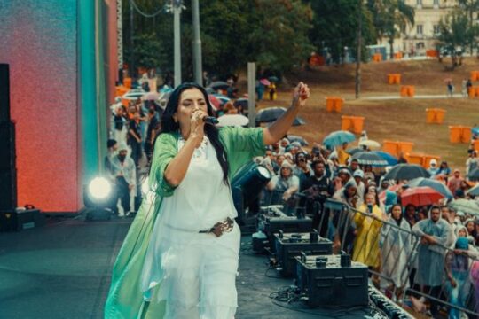 Eyshila fez a abertura do Louvorzão ainda debaixo de chuva