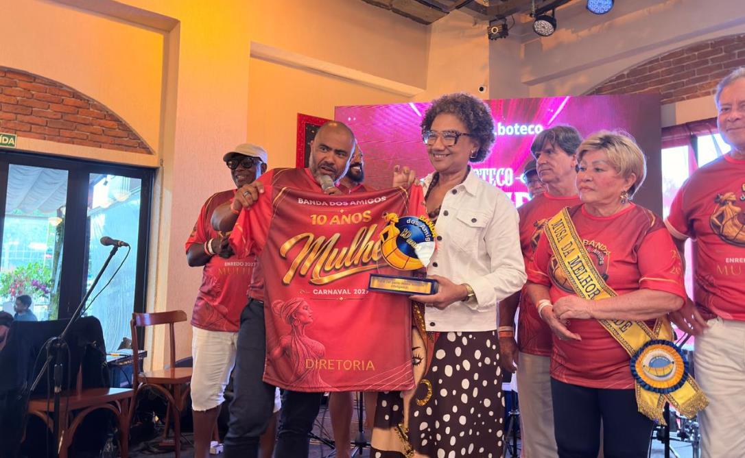 Célia Domingues recebe homenagem de bloco carnavalesco da Zona Oeste durante lançamento do enredo para o Carnaval 2027