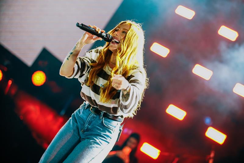 Julliany Souza emocionou o público com as canções “Quem é Esse” e “Ah, Jesus”