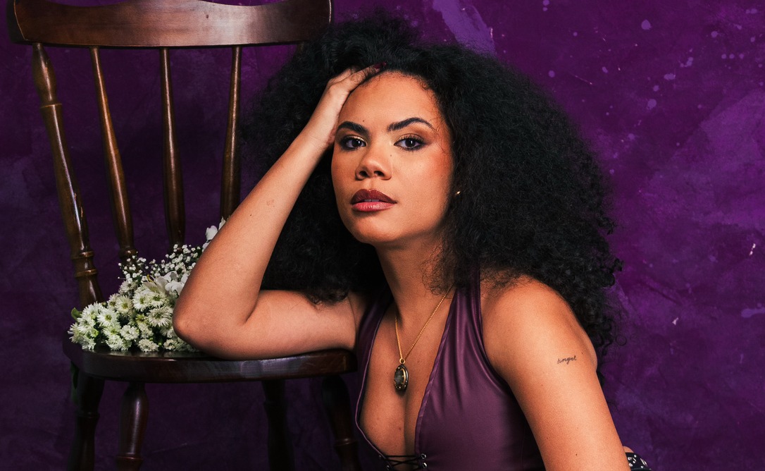Júlia Sanchez e Malka unem intimidade e música eletrônica em novo single “Me Leva”