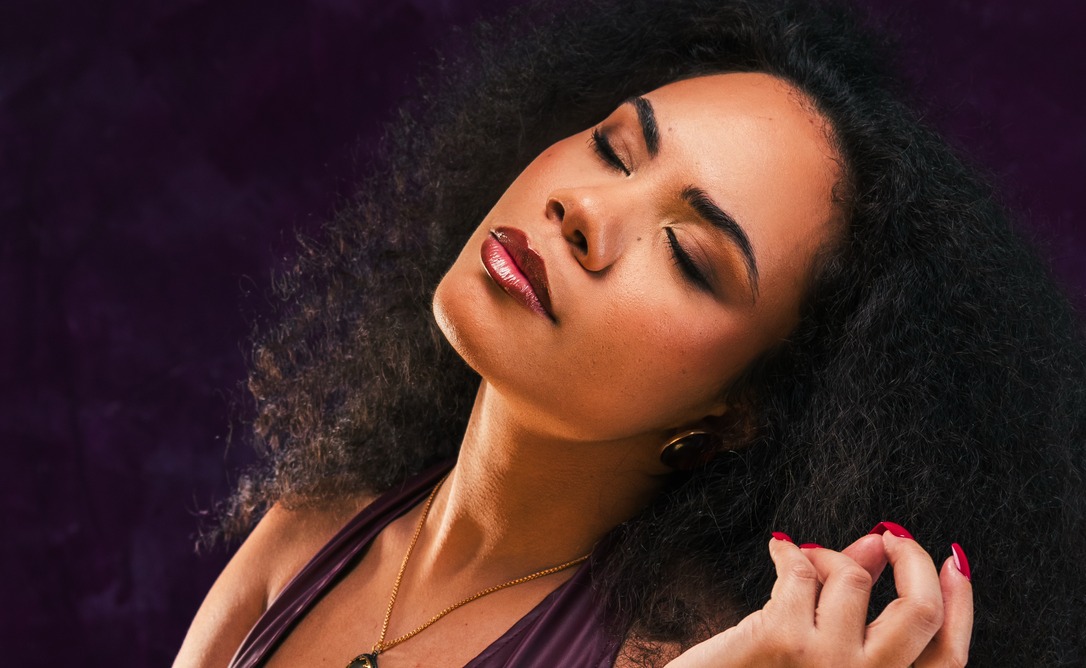 Júlia Sanchez expande suas fronteiras sonoras e lança o single indie pop “Me Leva” em parceria com a produtora Malka