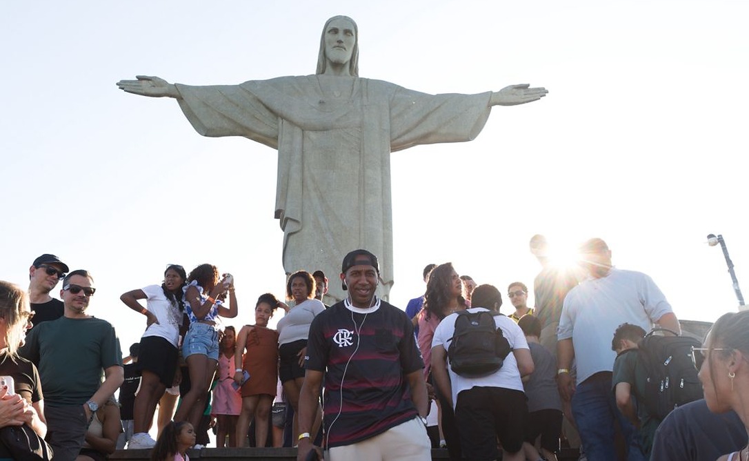 Stephen A. Smith transforma passagem pelo Brasil em imersão histórica entre a NFL e a cultura brasileira