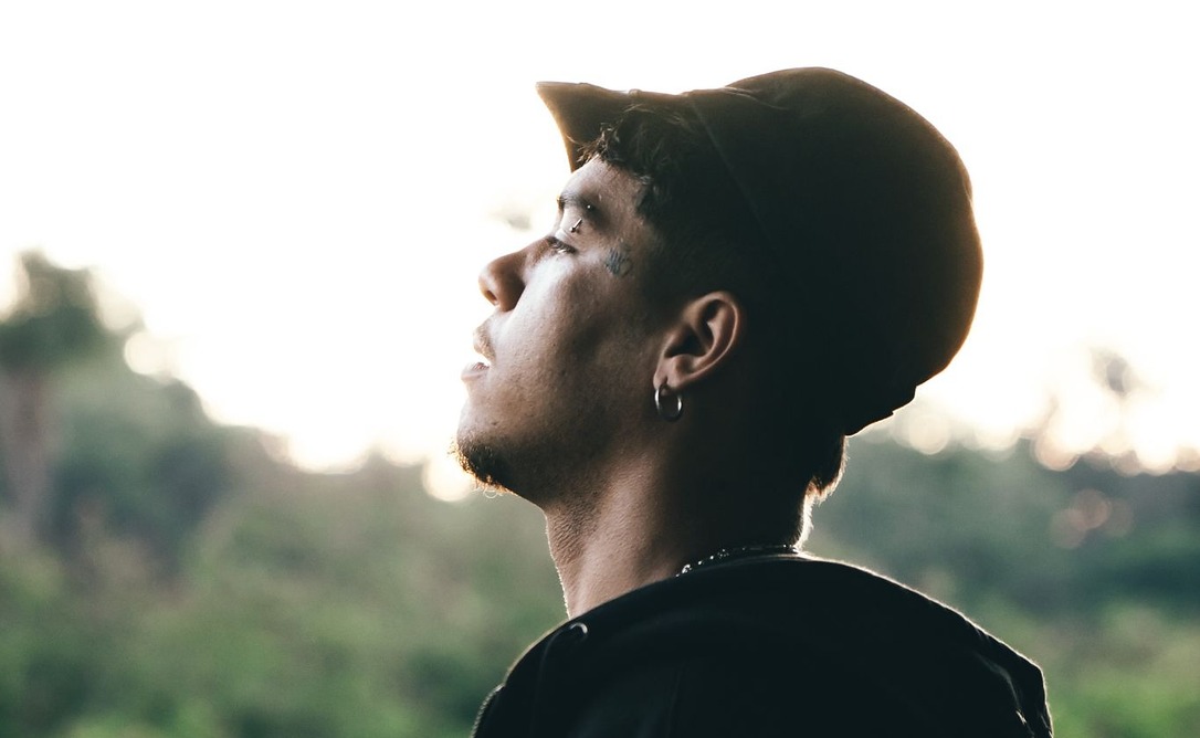 Rapper de São Gonçalo, Frajado mira nova fase da carreira com o single “Omnitrix”