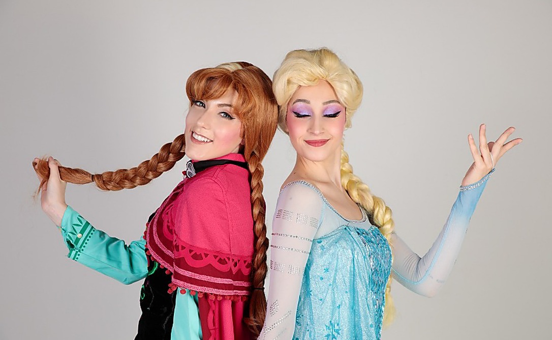 As irmãs Elsa e Anna desembarcam na Ilha do Governador e na Baixada com “Aventura Congelante – O Legado”